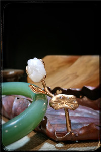 18k金镶天然和田白玉籽料荷花配钻胸针