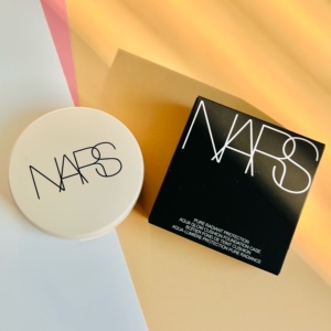现货 nars纳瑟2021新款白色圆盒水凝光润气垫干皮遮瑕保湿粉底液