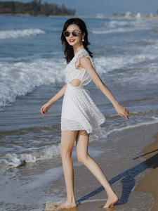维多新款白色裙式泳衣女仙女范蕾丝连体显瘦网红比基尼温泉游泳装