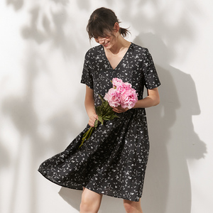 睛 优雅木耳边v领长袖连衣裙女长裙 度假风黑白碎花裙初棉旗舰店