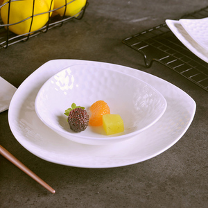 创意骨瓷浮雕三角盘子家用简约陶瓷西餐盘欧式水果沙拉甜品四方盘