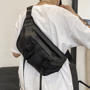 男胸包斜挎大包