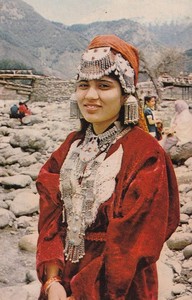 印度 印控克什米尔 传统民族服饰 少女 微笑 山区外国原版明信片