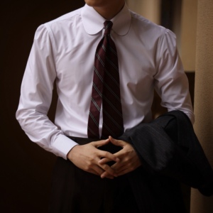 ug男装品牌 复古 伊顿领 (饰耳领扣) 瀑布袖 手工鹰爪扣 男白衬衫