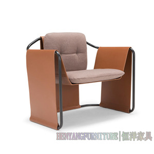 设计师简约硬皮椅复合马鞍皮椅子金属软座垂悬休闲舒适扶手沙发椅