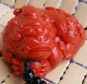 天然南红玛瑙貔貅手把件精雕柿子红母子神兽貔貅手玩件玛瑙摆件