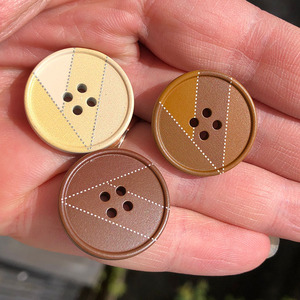 卡其色四眼纽扣