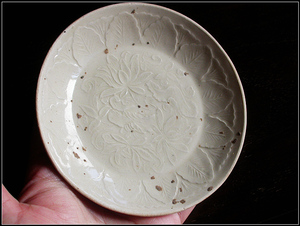 北宋定窑白瓷莲纹碟/宋瓷