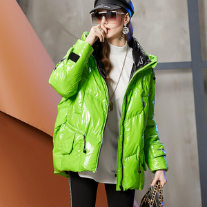 中年女羽绒服绿色