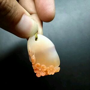 寿山石精品雕刻巧色老挝叶腊石冻石挂坠挂件 傲梅