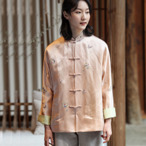 一字扣唐装女