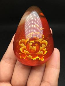 阴雕琥珀牡丹