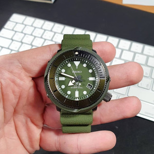 代购正品seiko 精工休闲运动军绿色硅胶带光能潜水男手表 sne535