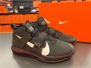 浓眉哥篮球鞋戴维斯