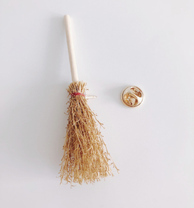 日系简约创意扫把徽章别针 胸针个性包包书包背包服饰扫帚 ins风