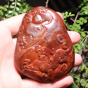 蒋喜大师工作室精品和田玉新疆玛丽艳红沁皮籽料府上有龙手把件n