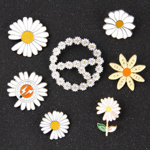 可爱小雏菊胸针男女花别针扣情侣日系夏天金属徽章衣服包包配饰品