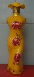 收藏酒瓶 旗袍牡丹花黄色酒瓶高30厘米一斤装 原物照 有少许划痕