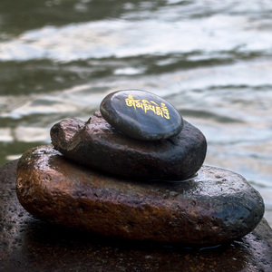 深雕刻玛尼石结缘观音心咒六字真言放生六字大明咒藏传西藏玛尼堆