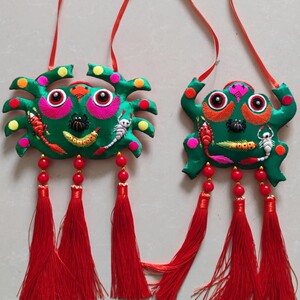 纯手工刺绣五毒青蛙蟾蜍螃蟹小孩挂件庆阳香包刺绣民间特色礼品