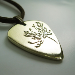 彼岸花 曼珠沙华 黄铜手工雕刻拨片项链 可定制刻图刻字