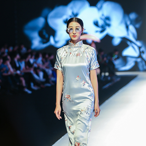 灰粉 颜色的店2021年广东时装走秀款重工手推绣重磅真丝古法旗袍