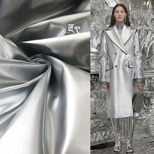 灰银色亮光皮革 厚硬挺廓形舞台表演 镭射大衣外套服装设计师面料