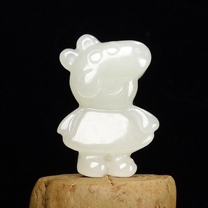 拍卖和田玉小猪佩奇吊坠天然玉石卡通猪挂件玉坠玉佩男女宝宝项链