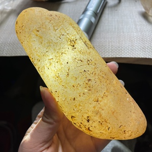 天然水晶柱水冲原石晶体通透老黄皮河床原石摆件