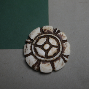 包老〓清代西藏手工白色海螺雕刻藏式手雕格桑花扣吊坠民族配饰