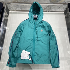 国内现货moncler蒙口 彩色条纹logo绿色连帽冲锋衣外套 1a00085