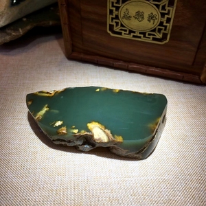 和田玉东北籽料玉石析木河磨玉二细原石深绿人物牌子料[已结缘]