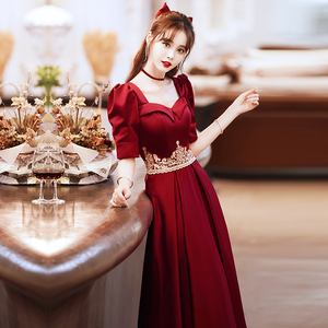 法式敬酒服新娘2022新款酒红色缎面小个子结婚晚礼服裙女订婚夏季