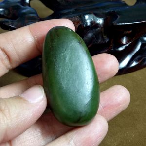 新疆和田碧玉籽料原石 无修菠菜绿阳绿原皮籽玉吊坠挂件33g