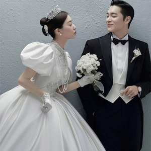 新影楼男女拍照主题服装韩版复古缎面泡泡袖拖尾婚纱高定写真礼服