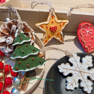 圣诞树脂雪花爱心小挂件桌面吊饰可爱姜饼人圣诞装饰复古手绘挂件