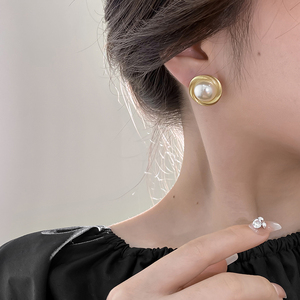 高级感复古港风夸张大珍珠耳钉纽扣哑光磨砂金耳环女小众气质耳饰