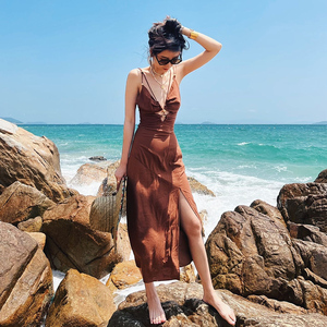 度假风露背镂空吊带连衣裙女云南三亚旅行穿搭女装泰国海边沙滩裙