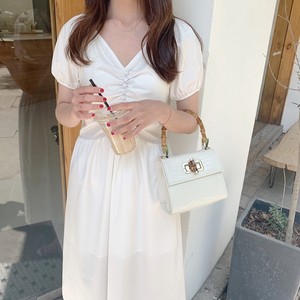 白色连衣裙女仙气质夏V领度假裙高腰宫廷风短袖修身中长款泡泡袖