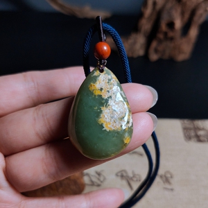 正品保真东北籽料辽宁析木绿河磨玉黄皮随形水滴吊坠挂件特价包邮