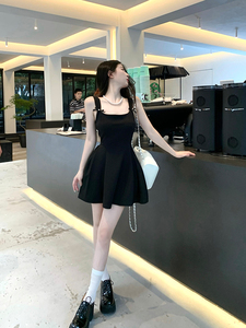 黑色吊带连衣裙女2024夏季新款赫本风法式公主蓬蓬短裙气质小黑裙