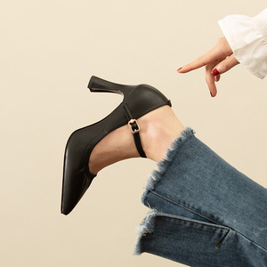 黑色一字带皮鞋