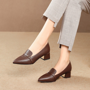 单鞋女中跟尖头时尚女鞋春秋新款浅口粗跟百搭软底大码皮鞋女士鞋