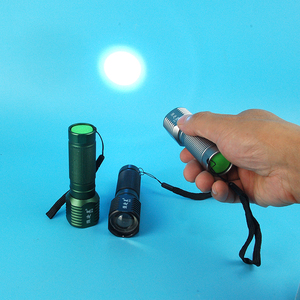 普通家用小手电筒3节7号电池调焦变焦七号干电池便携袖珍可做台灯