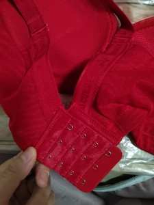 爱戴体雕D5333中国红70A 四排三扣。无钢圈类似网纱 上薄下厚内衣