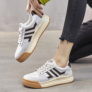 大码女鞋41一43脚宽胖妹妹平底真皮圆头板鞋厚底休闲小白鞋春秋新