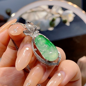 18k群镶翡翠吊坠