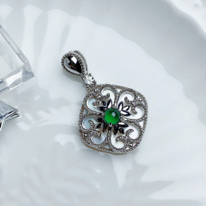 18k群镶翡翠吊坠