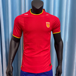 红色足球球衣男