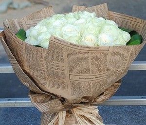 上海鲜花速递 33朵白玫瑰 英文报纸包装 七夕节鲜花送女友